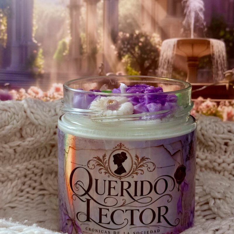 Vela Bridgerton Querido lector decorada con flores