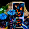 Vela literaria A oscuras de Navessa Allen, edición especial en caja literaria con tarro nacarado dark blue y frosting decorado.