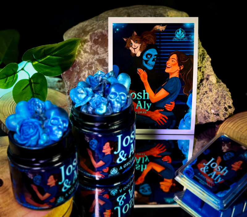 Vela literaria A oscuras de Navessa Allen, edición especial en caja literaria con tarro nacarado dark blue y frosting decorado.