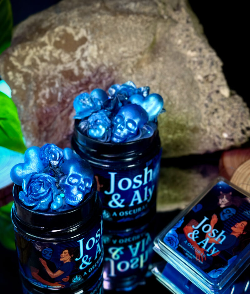Velas literarias edición limitada A oscuras en formato mediano y grande, junto a tableta de MELTS de 120 g pintada a mano.