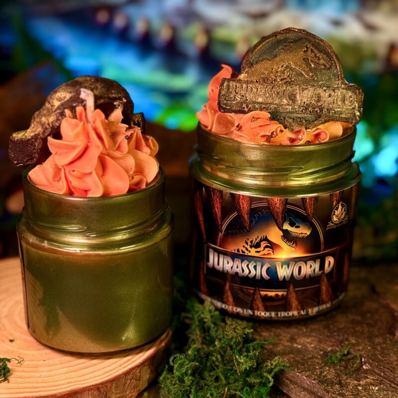 Pareja de velas Jurassic World con tarros verdes y frosting, inspiradas en la saga de dinosaurios creada por Michael Crichton.