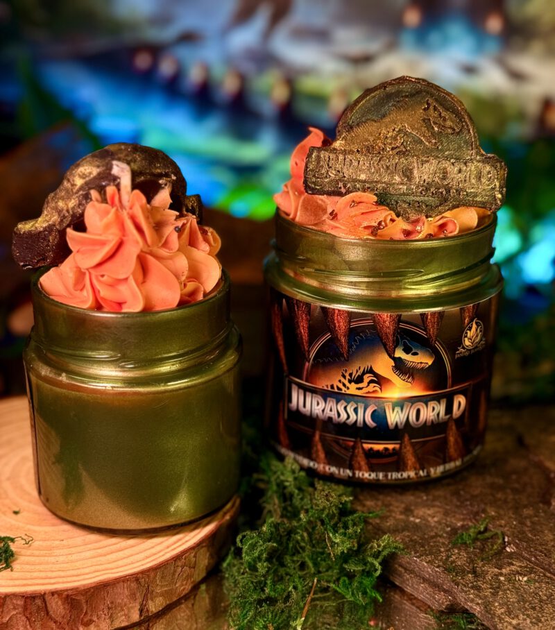 Pareja de velas Jurassic World con tarros verdes y frosting, inspiradas en la saga de dinosaurios creada por Michael Crichton.