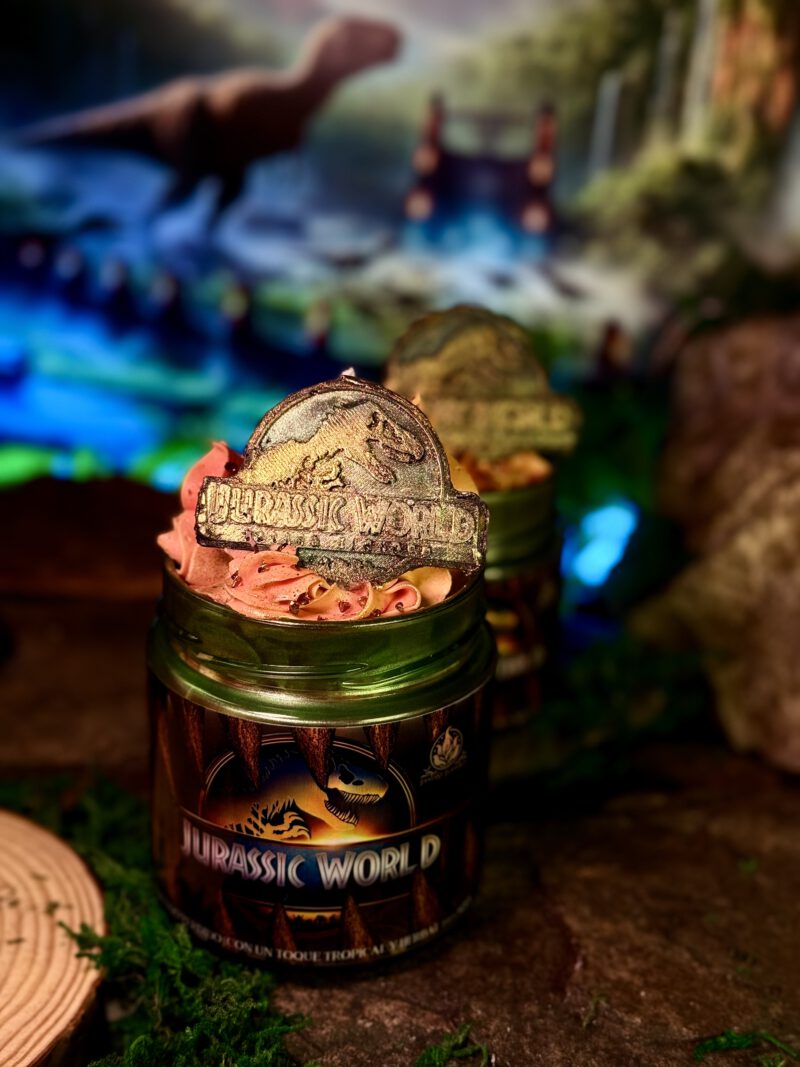 Vela artesanal de soja inspirada en Jurassic World, secuela de Jurassic Park creada por Michael Crichton y John Hammond en la ficción.