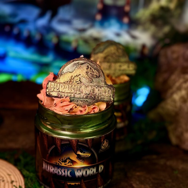 Vela artesanal de soja inspirada en Jurassic World, secuela de Jurassic Park creada por Michael Crichton y John Hammond en la ficción.