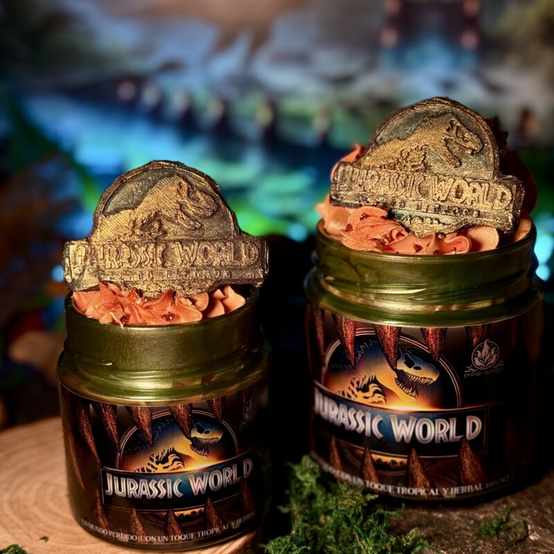 Vela de Jurassic World con logo 3D y decoración tropical, basada en la saga jurásica iniciada por Steven Spielberg.