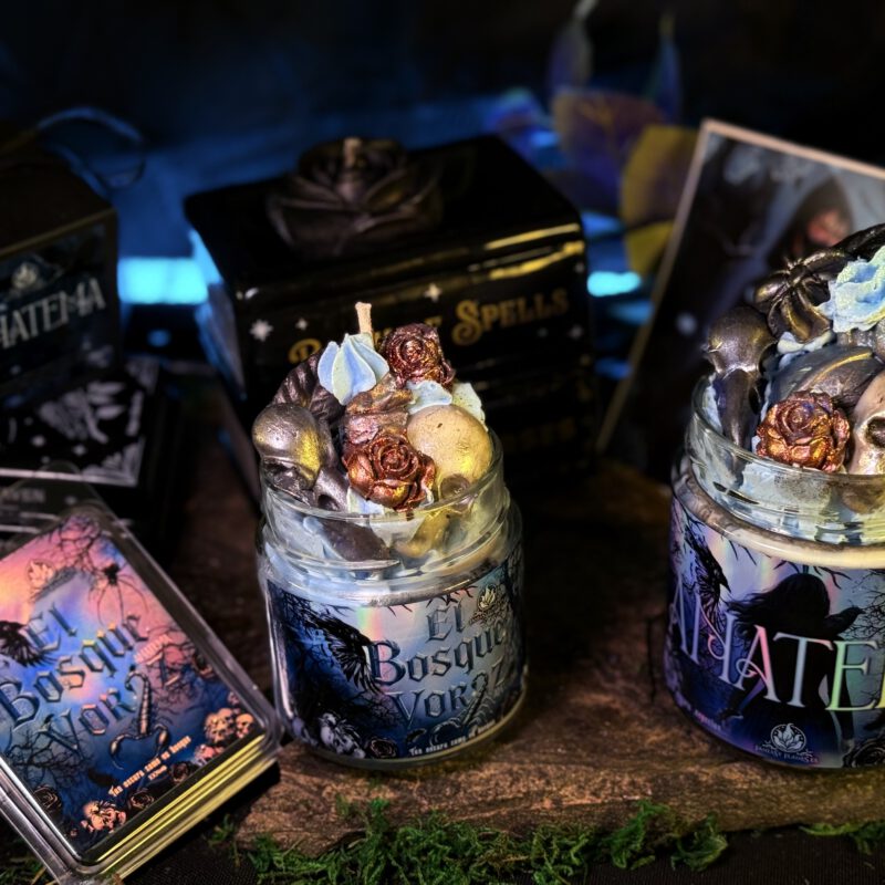 Caja literaria  Ed. Exclusiva ''El Bosque Voraz'' Anatema -Keri  Lake (con quemador )