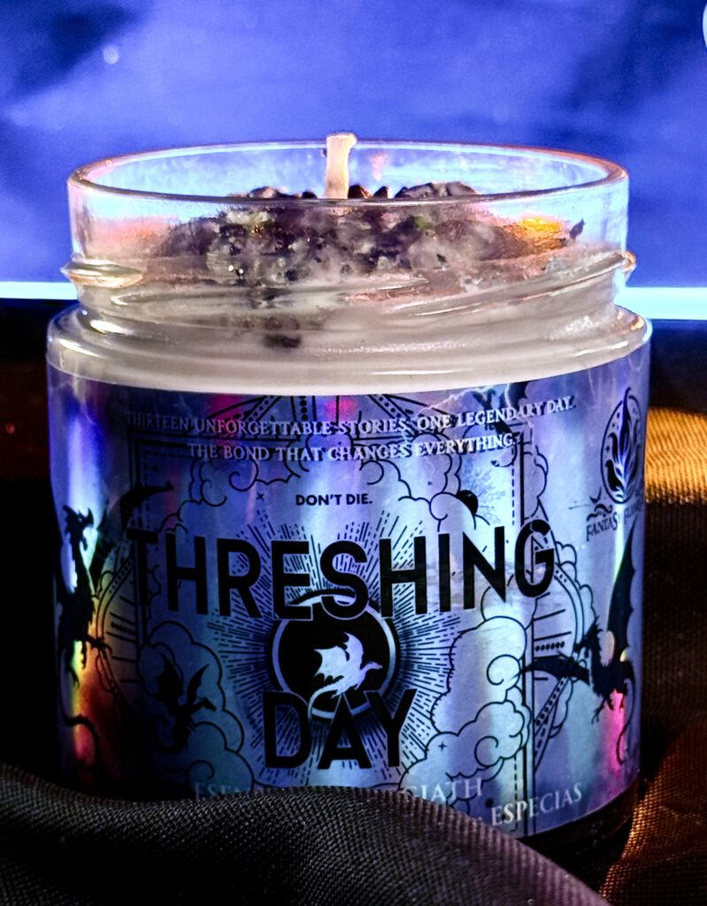 Vela Threshing Day inspirada en Rebecca Yarros con dragón artesanal en cera y aroma de chocolate negro, cuero, maderas y ámbar.