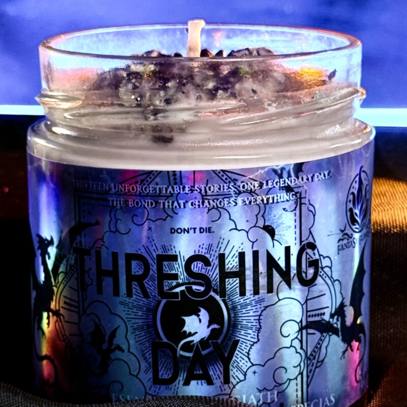 Vela Threshing Day inspirada en Rebecca Yarros con dragón artesanal en cera y aroma de chocolate negro, cuero, maderas y ámbar.