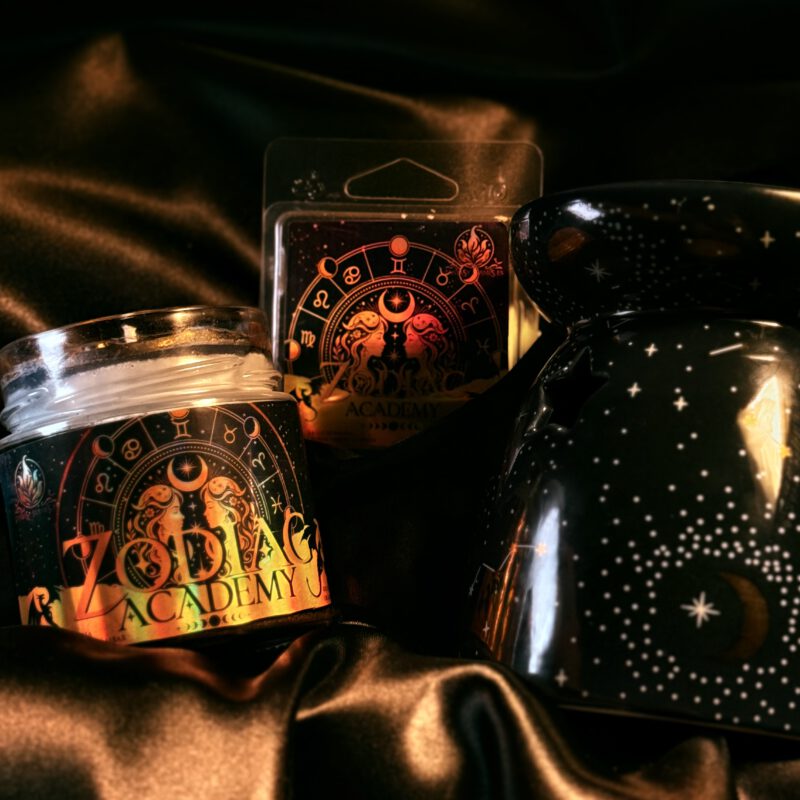 Caja Literaria Zodiac Academy con vela artesanal, wax melts y quemador de porcelana inspirado en Solaria.