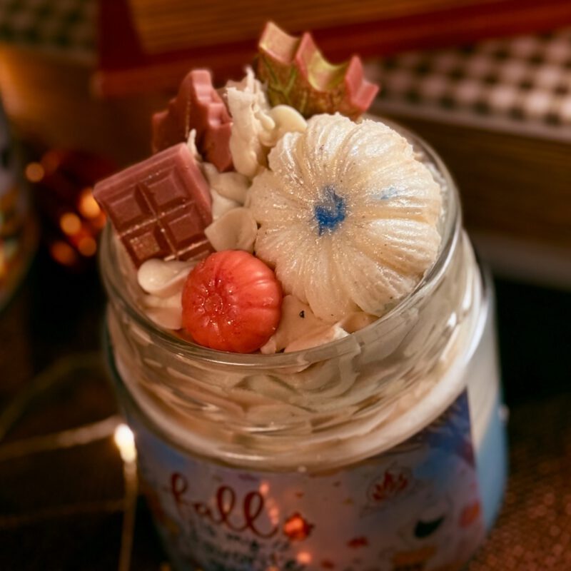 Vela Snoopy de otoño con capa chantilly y detalles hechos a mano