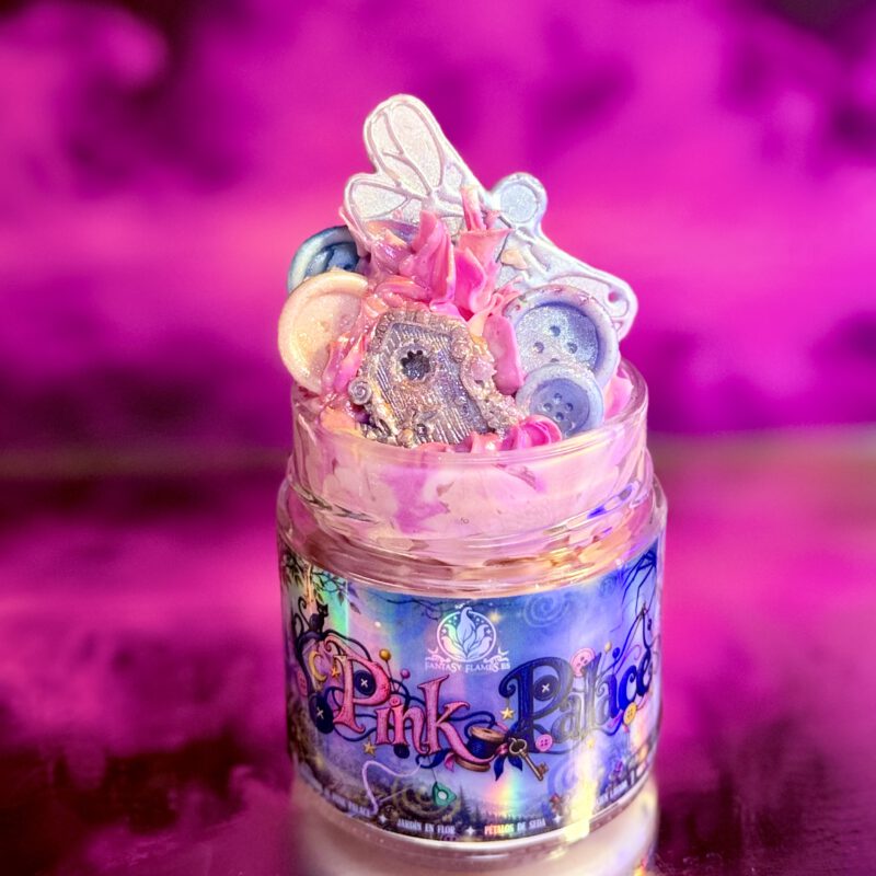 Vela Coraline Pink Palace Capa Chantilly inspirada en Los mundos de Coraline, con flores, botones, rosas y decoración artesanal.