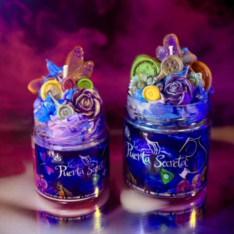 Vela Coraline La Puerta Secreta inspirada en Los mundos de Coraline, decorada artesanalmente con botones, flores y pequeños detalles oscuros.