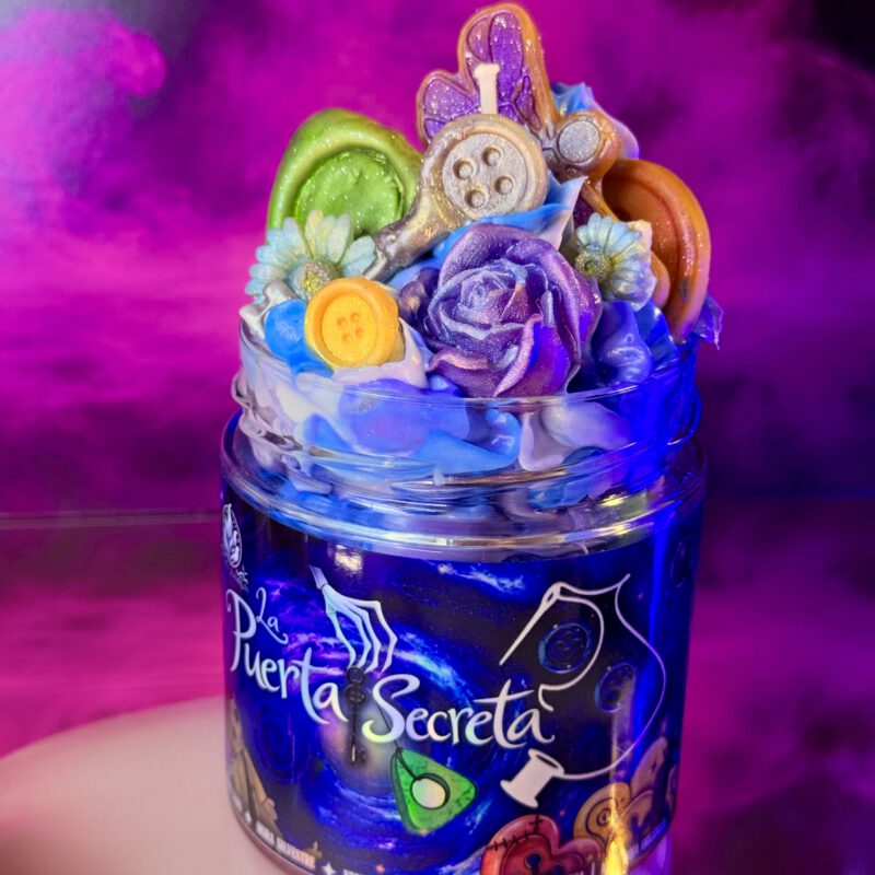 Vela Coraline La Puerta Secreta Capa Chantilly inspirada en Los mundos de Coraline, con botones, flores y decoración artesanal.