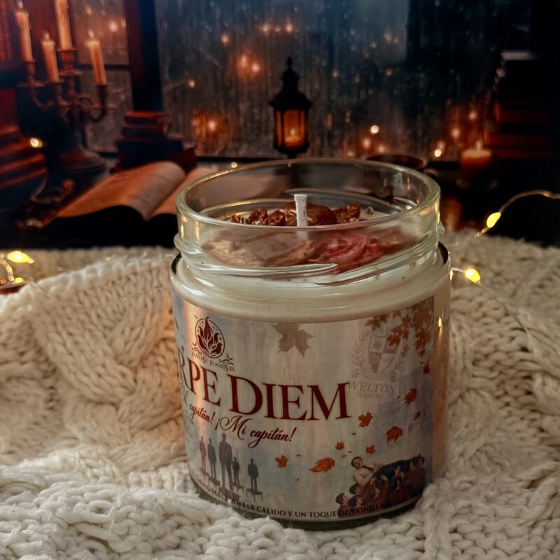 Vela literaria Carpe Diem con aroma a madera, cuero y libros antiguos