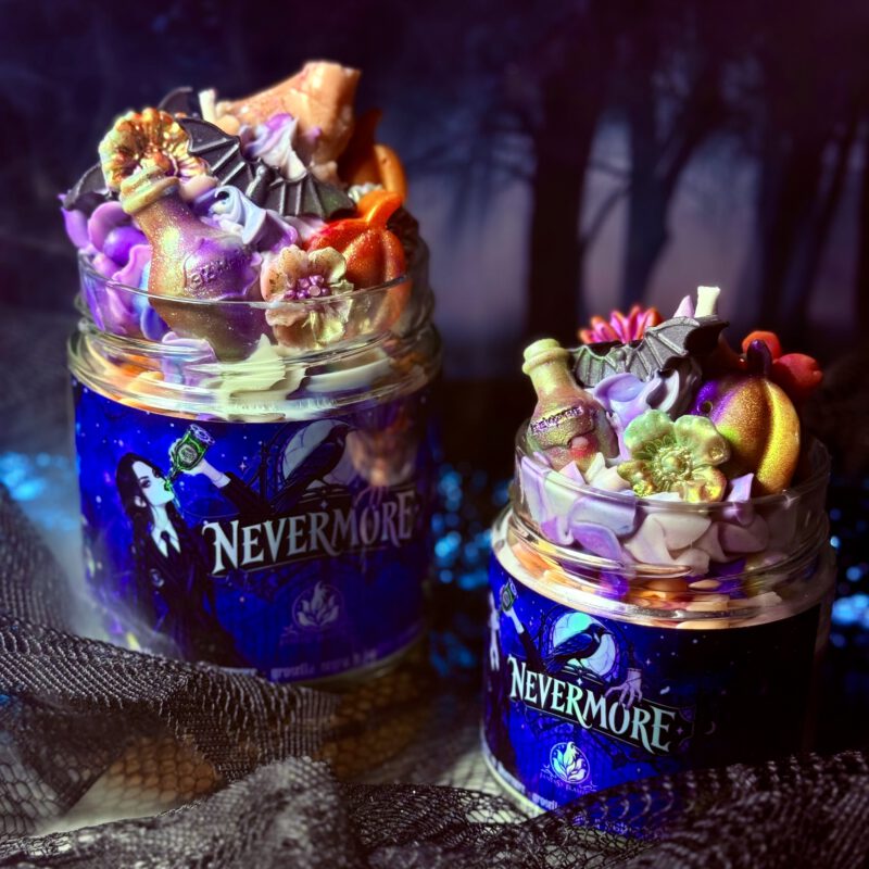 Vela Nevermore de Fantasy Flames inspirada en Miércoles Addams, Wednesday.