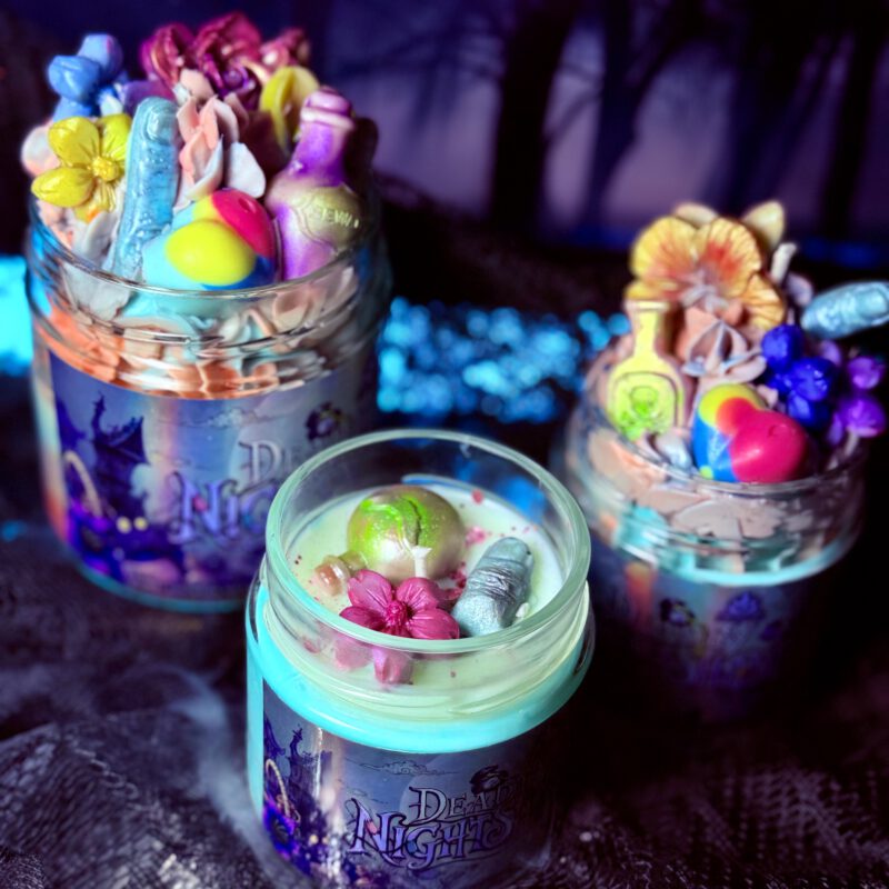Vela artesanal Deadly Nightshade inspirada en Sally de The Nightmare Before Christmas.