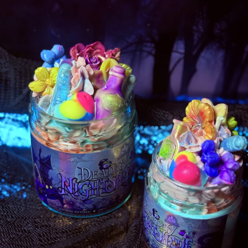 Vela aromática Deadly Nightshade de Fantasy Flames inspirada en Sally de Pesadilla antes de Navidad.